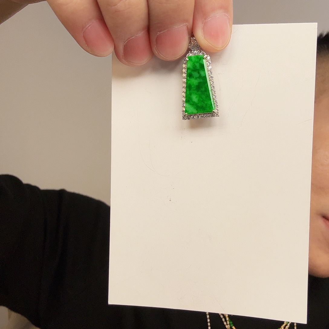 翡翠未镶嵌颈饰一件