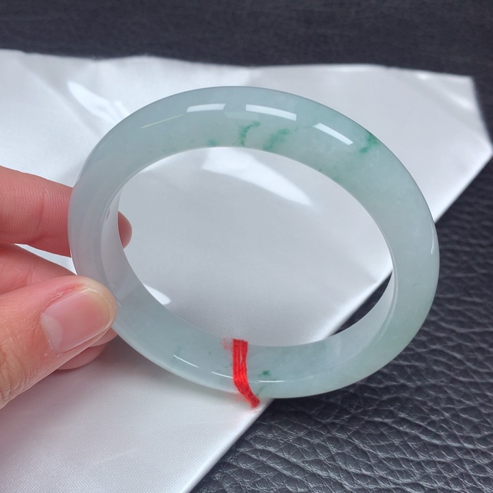 翡翠手镯未镶嵌。