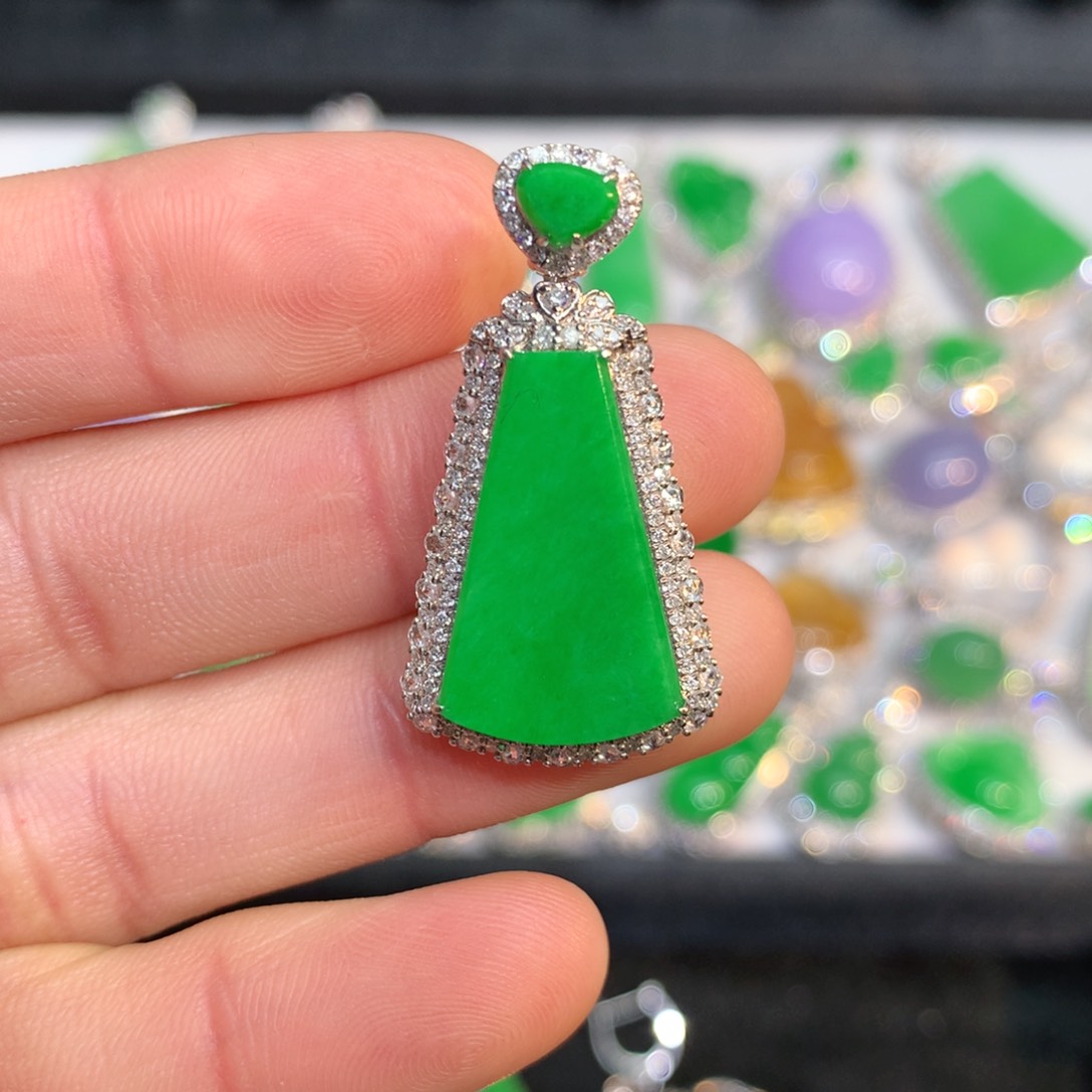 翡翠颈饰18K金镶嵌小*月缅甸翡翠 