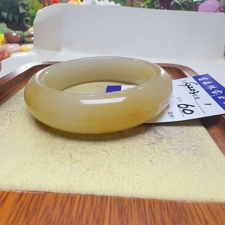 温***方石英质玉未镶嵌手镯