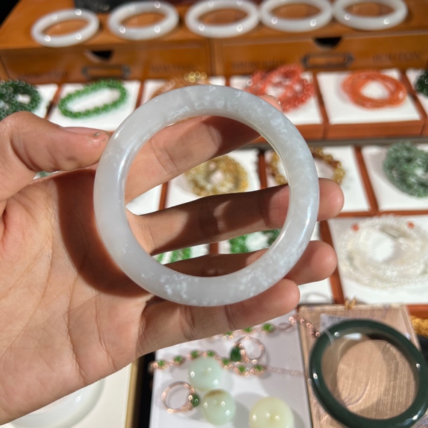 白玉手镯带雪花点点备注圈口