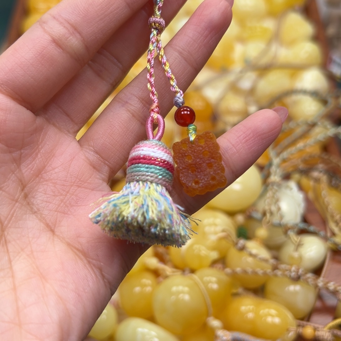 琥珀未镶嵌颈饰蜜蜡