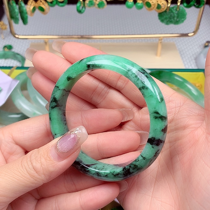 翡翠手镯未镶嵌翡翠
