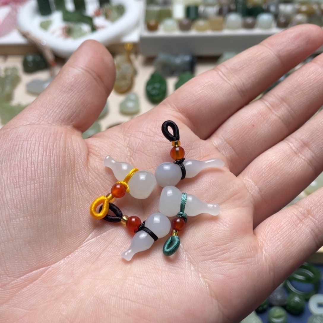 和田玉未镶嵌颈饰一个