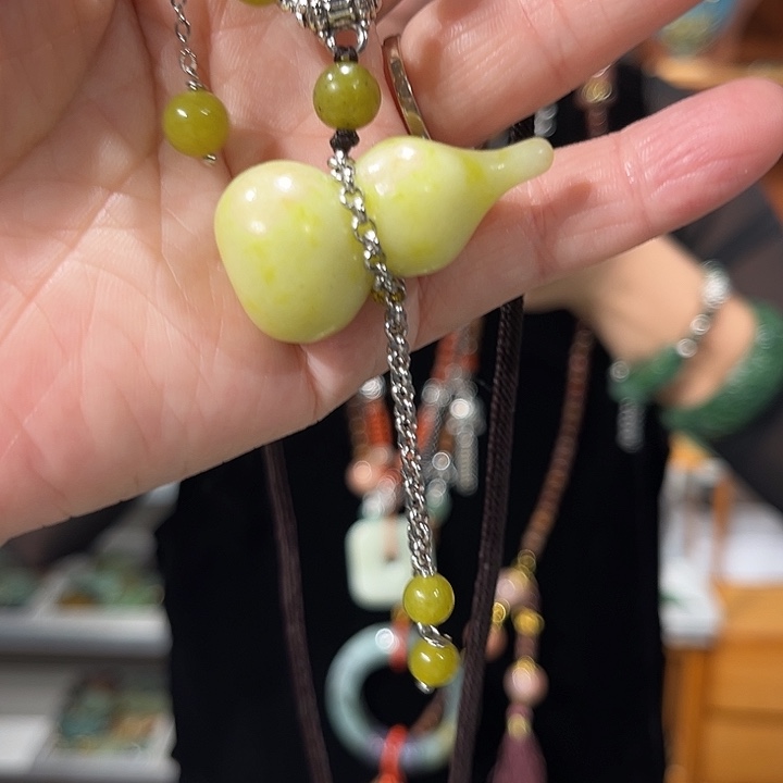 颈饰未镶嵌和田玉（糖玉）