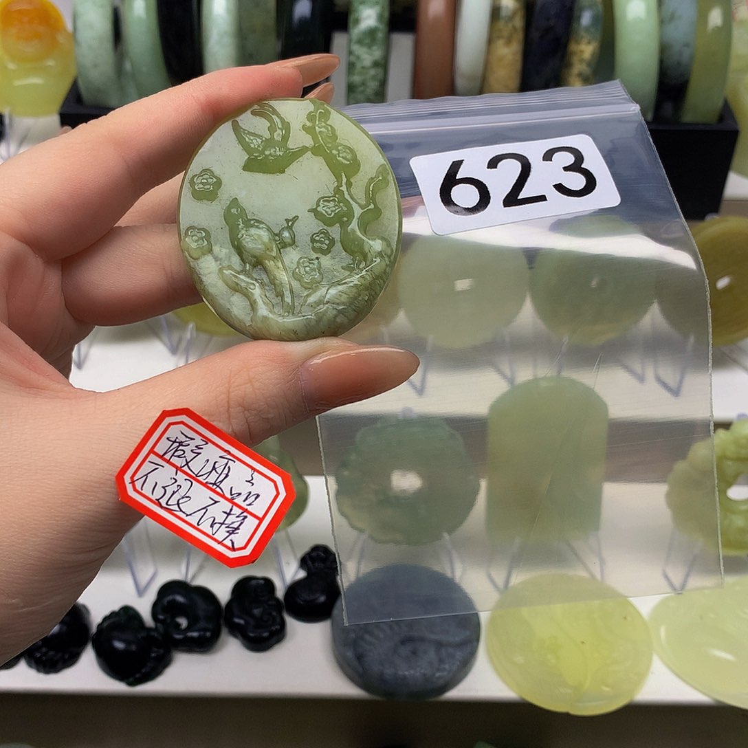 蛇纹石玉颈饰未镶嵌