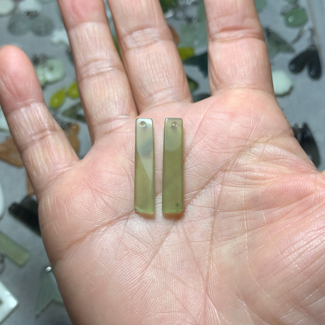 蛇纹石玉耳环未镶嵌一*