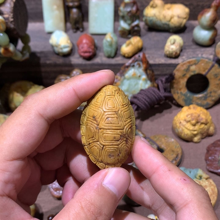 未镶嵌岫岩河磨玉（透闪石质玉）把件