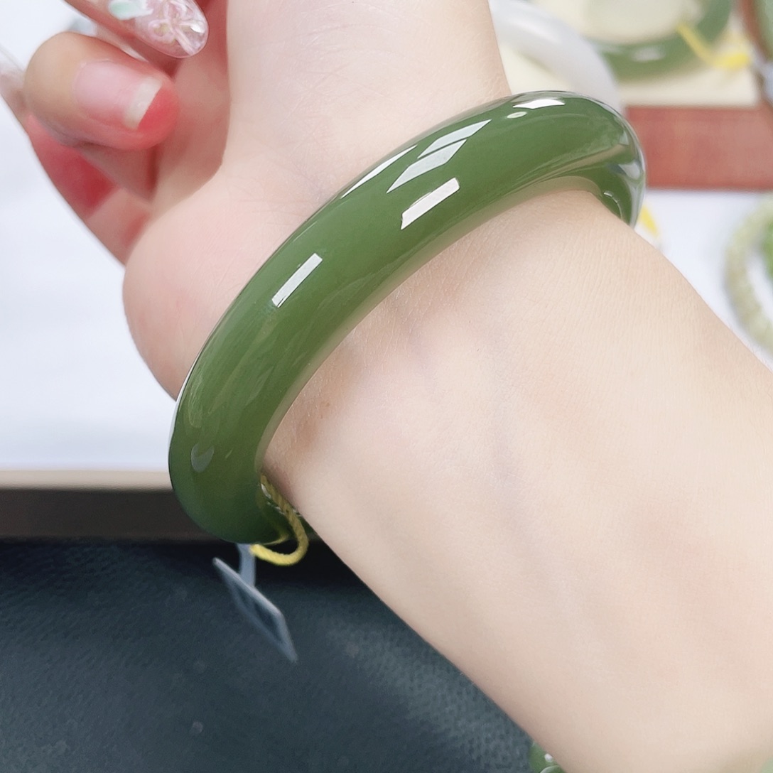 和田玉未镶嵌手镯