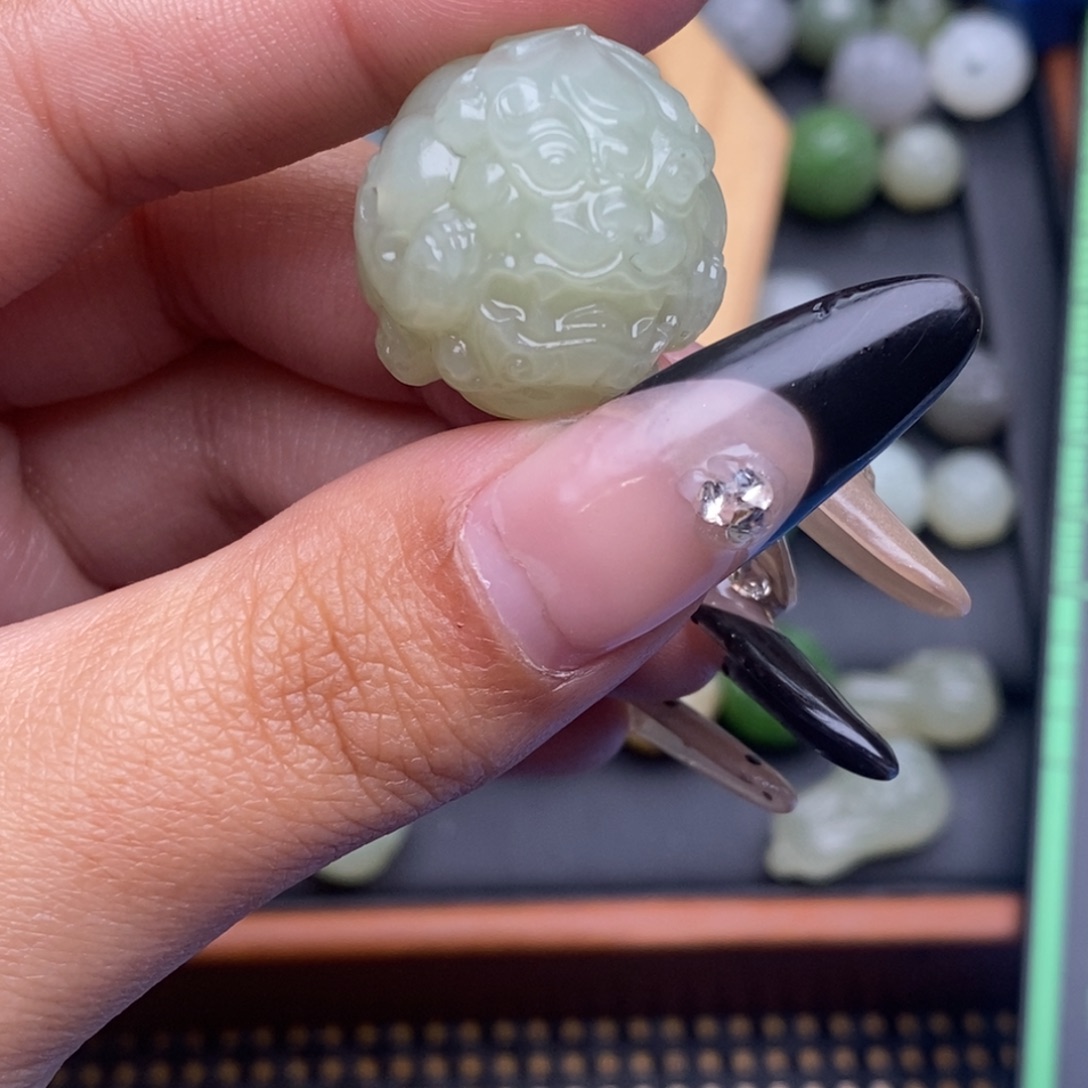 成***生和田玉未镶嵌颈饰