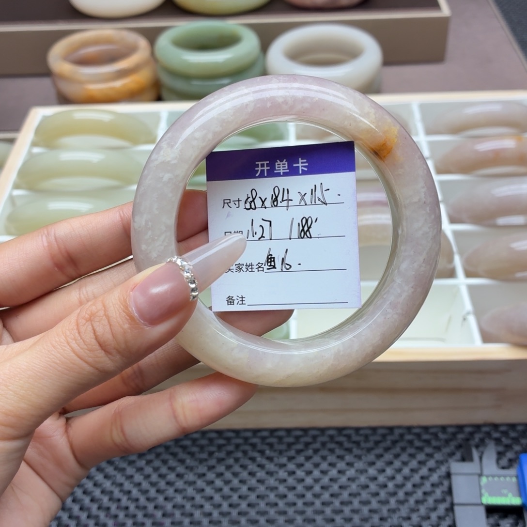鱼****石英岩玉未镶嵌手镯