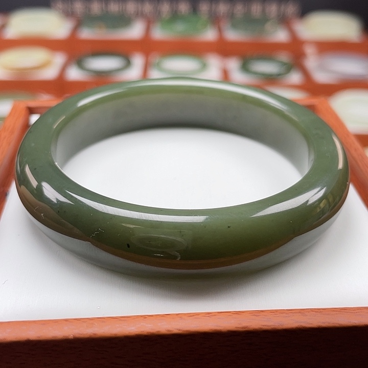 和田玉手镯未镶嵌青黄口