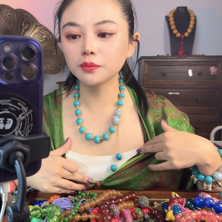 玻璃颈饰老琉璃的故事是一个人的故事吗
