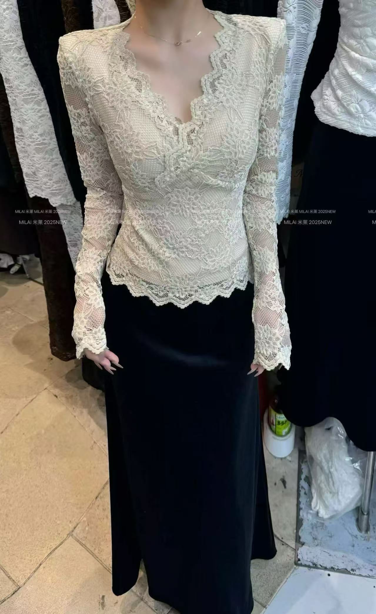 蕾丝修身独特漂亮上衣女性感女人味V领显瘦内搭打底衫6906