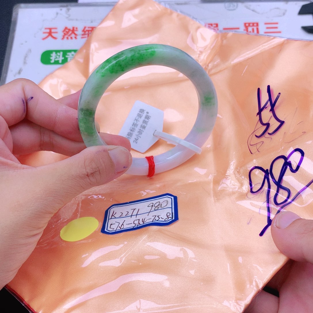 翡翠手镯未镶嵌翡翠