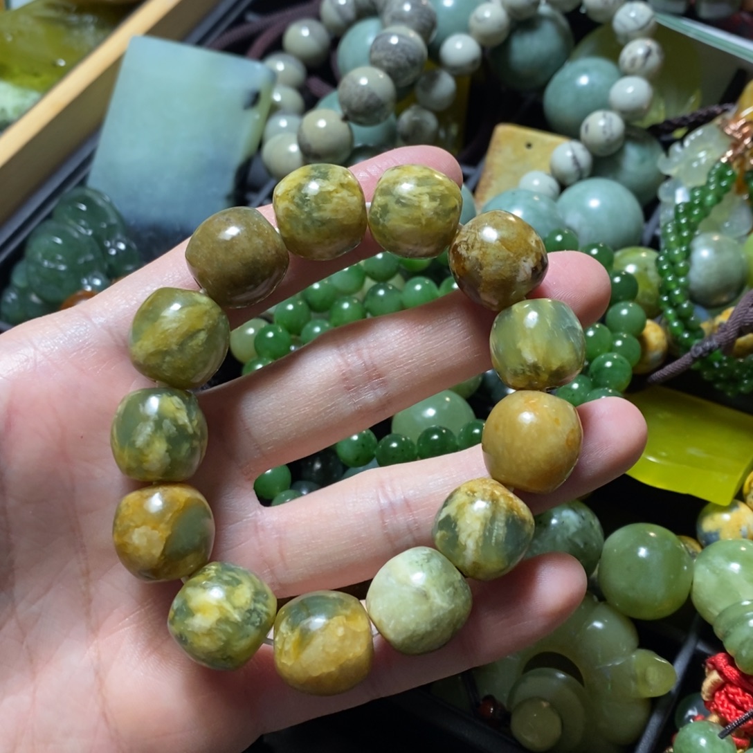 蛇纹石玉未镶嵌颈饰