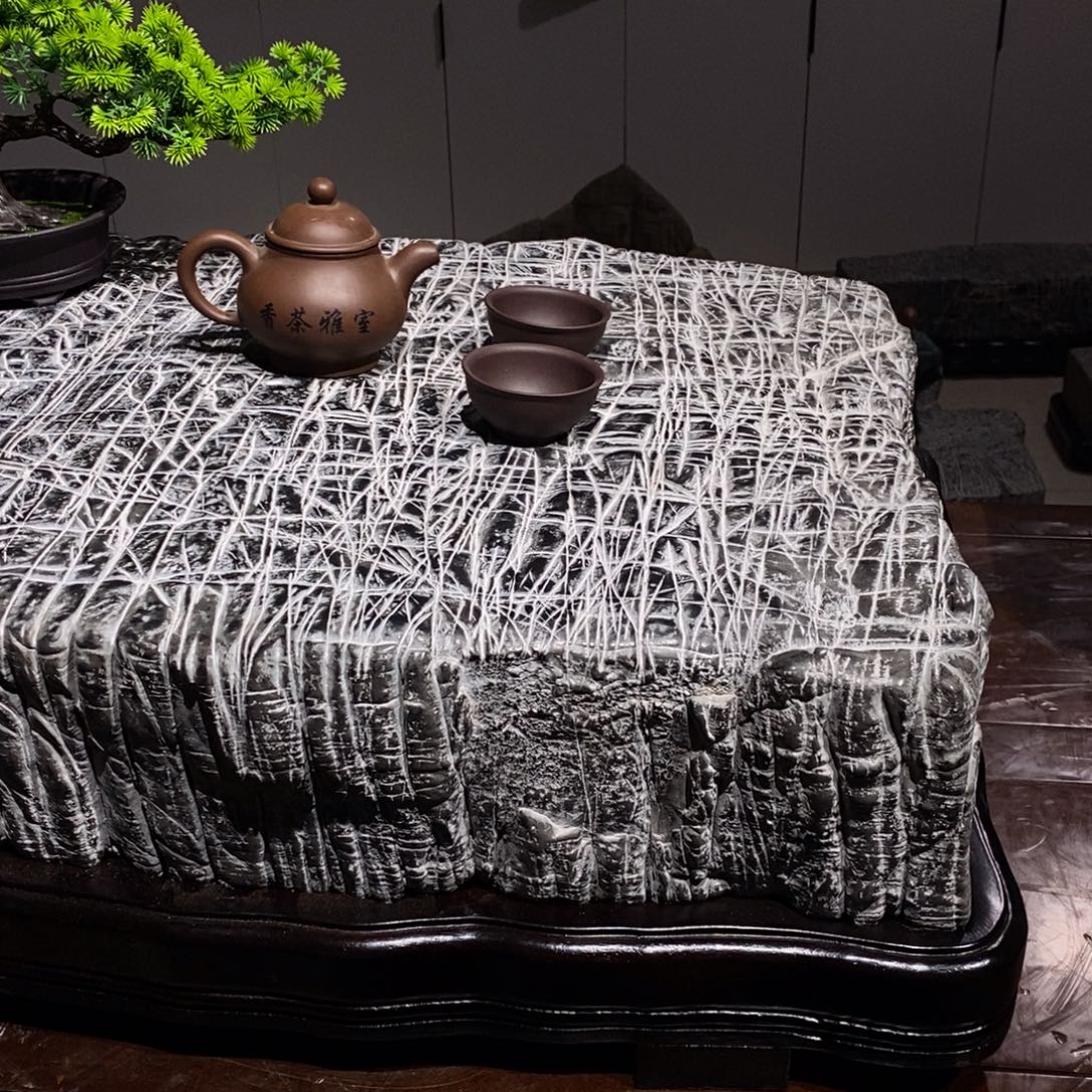 灵壁山上的石壁有许多奇特