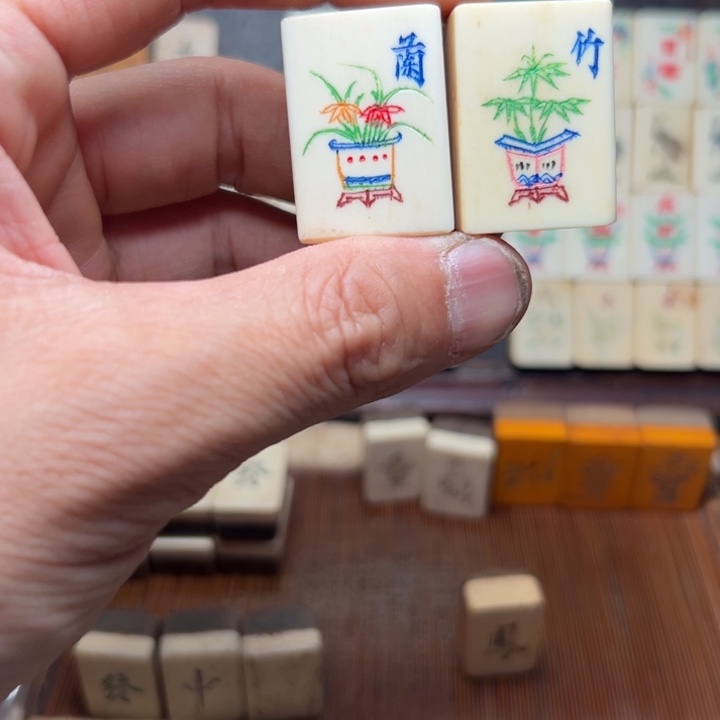 用***哥实心竹雕刻手把件