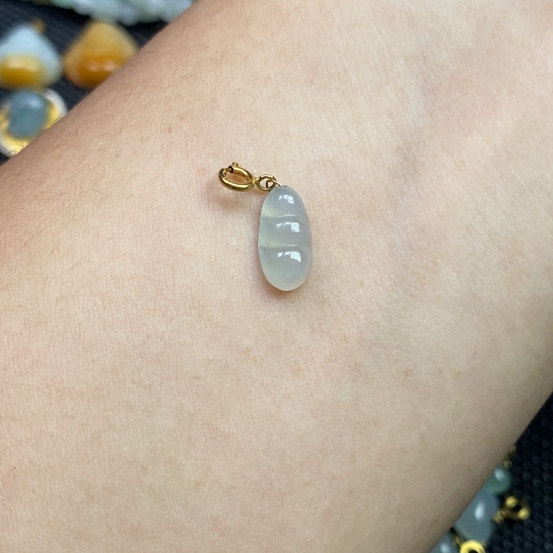 翡翠18K金镶嵌颈饰福豆