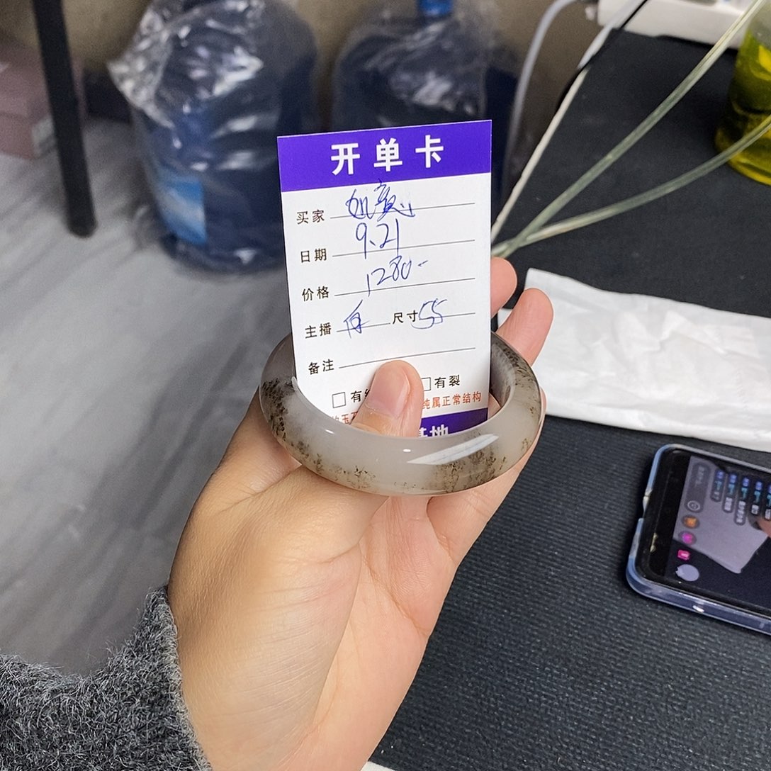 如***意未镶嵌石英质玉（黄龙玉）手镯