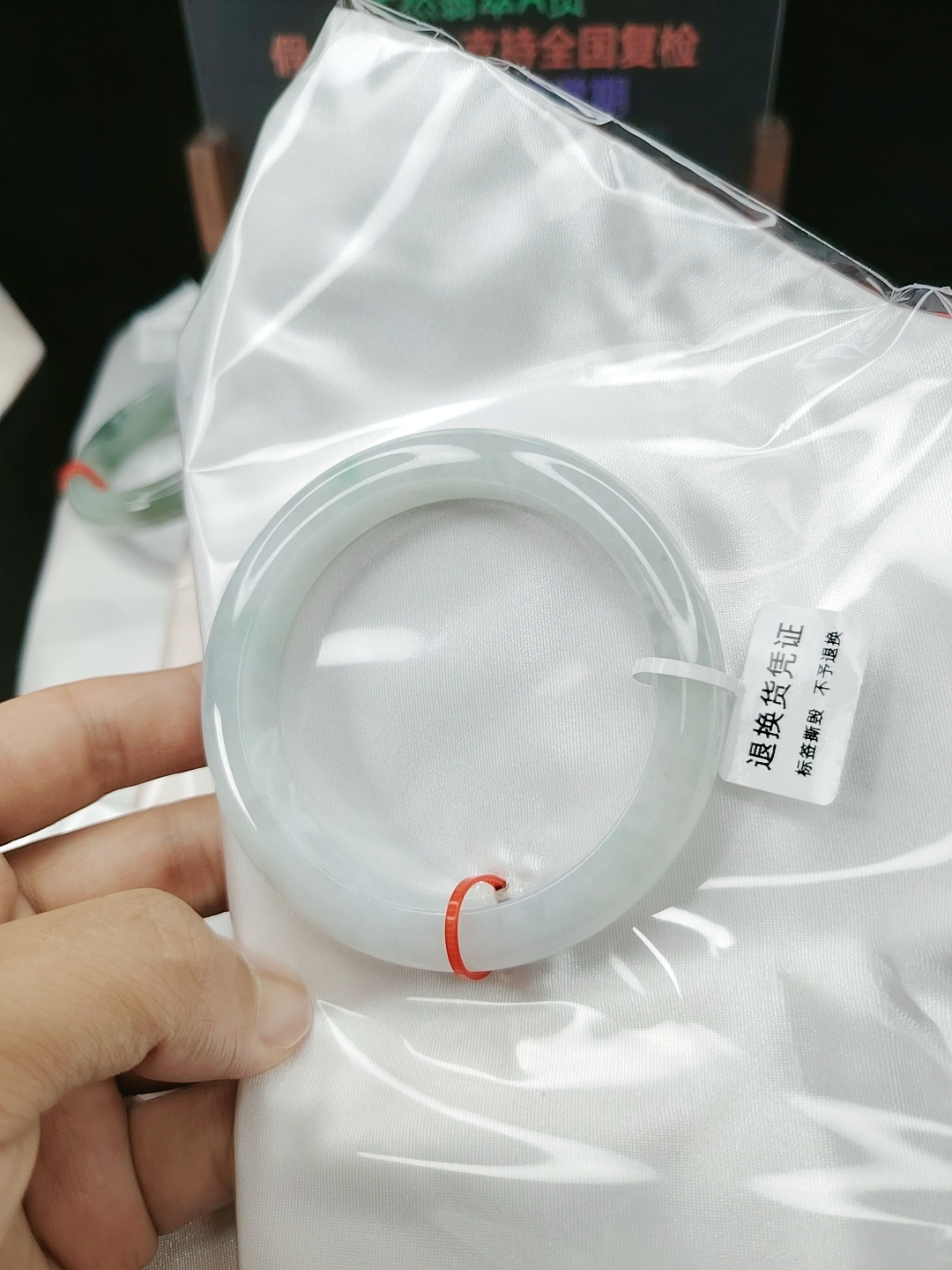 平安镯58.9圈口，糯冰种带正阳绿色飘花，天然缅甸翡翠A货