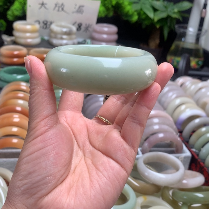 石英质玉（佘太翠）未镶嵌手镯60