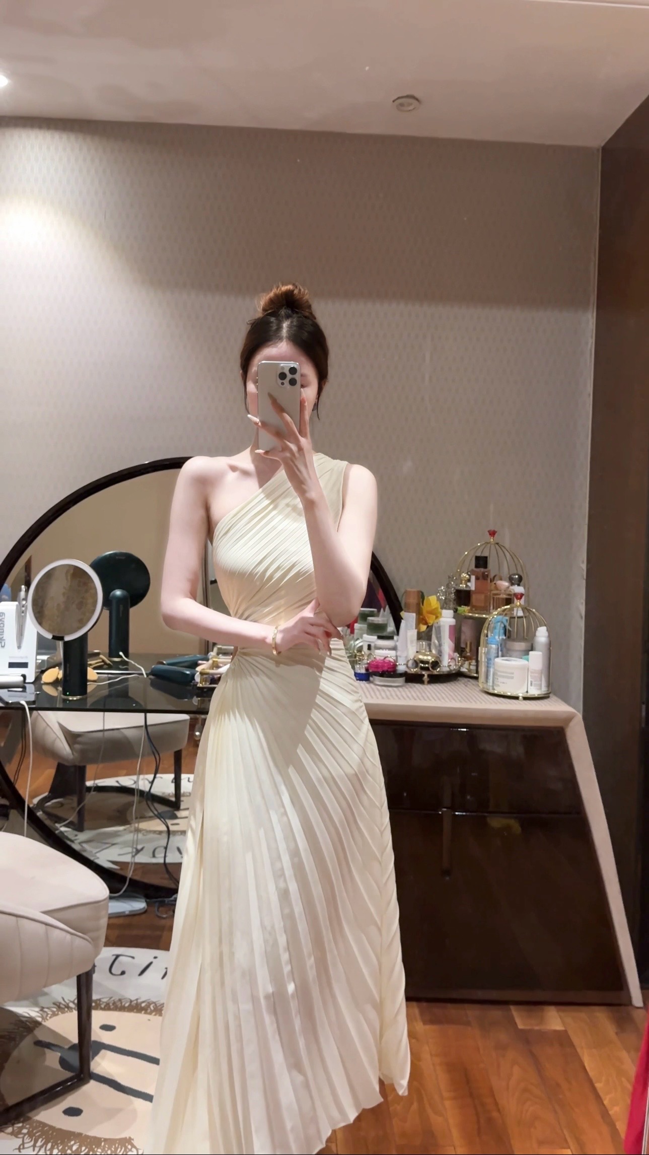 SSHAN 斜肩风琴褶皱搂腰镂空连衣裙女2523