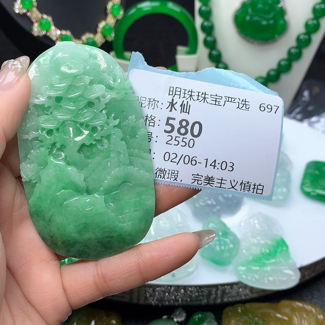 翡翠吊坠(赠链)未镶嵌水*