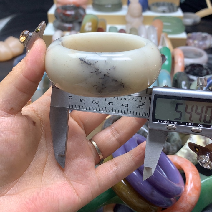 未镶嵌手镯石英质玉