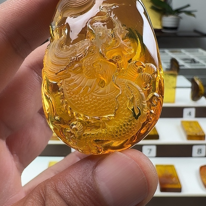 琥珀颈饰未镶嵌龙
