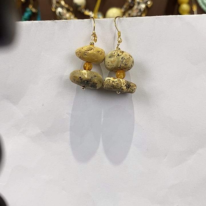 琥珀未镶嵌颈饰多人