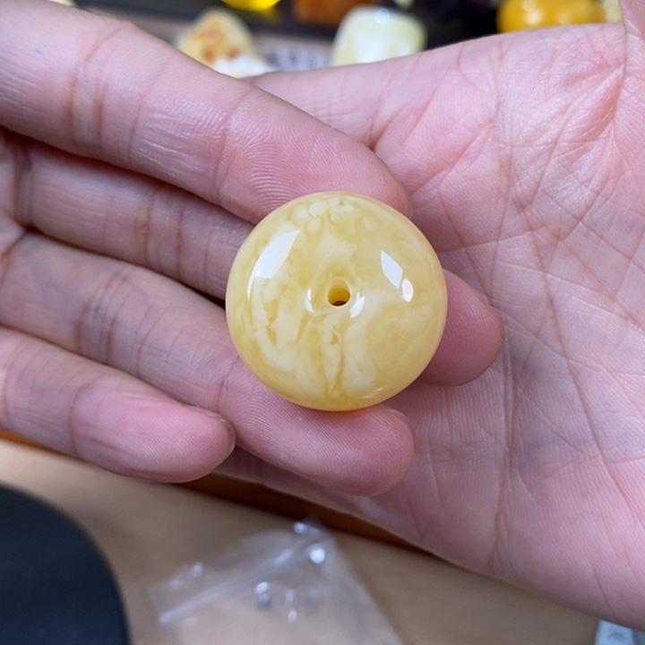琥珀裸石未镶嵌平安扣