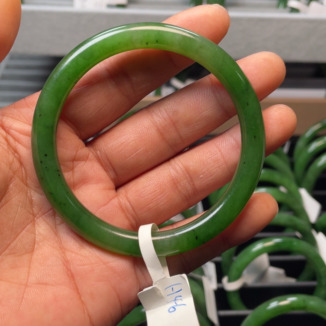 和田玉（碧玉）手镯未镶嵌瑕疵