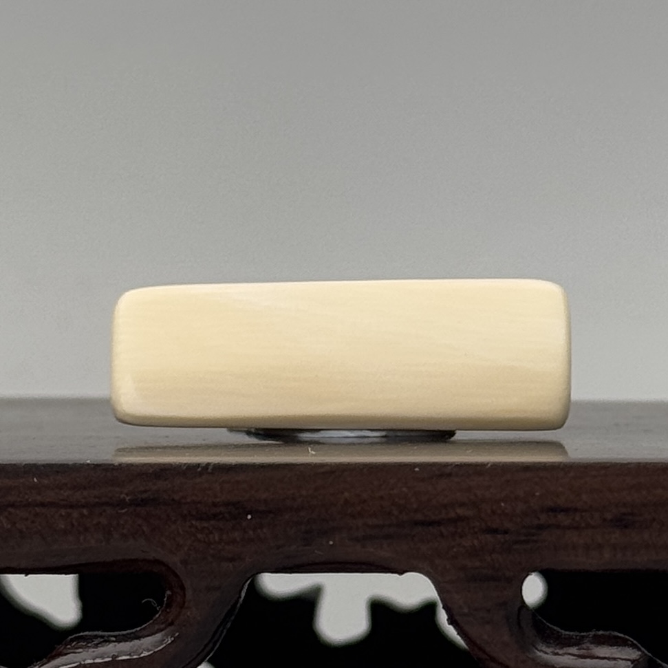 DEZHI/德志33*12*7mm3.6g无事牌吊坠天然猛犸牙C204