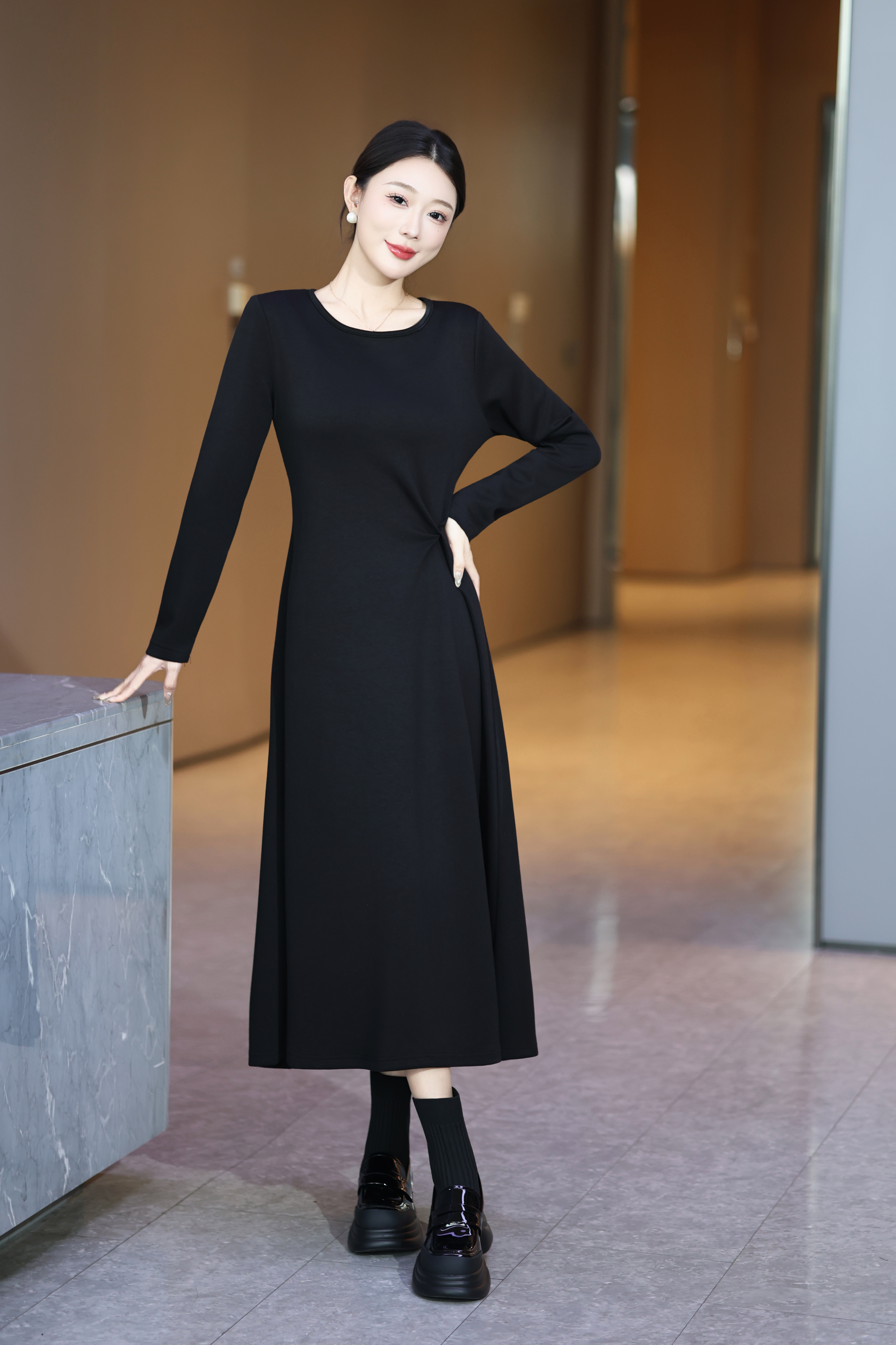 极简风女装2025秋冬新款时尚百搭长款打底裙长裙长袖黑色连衣裙
