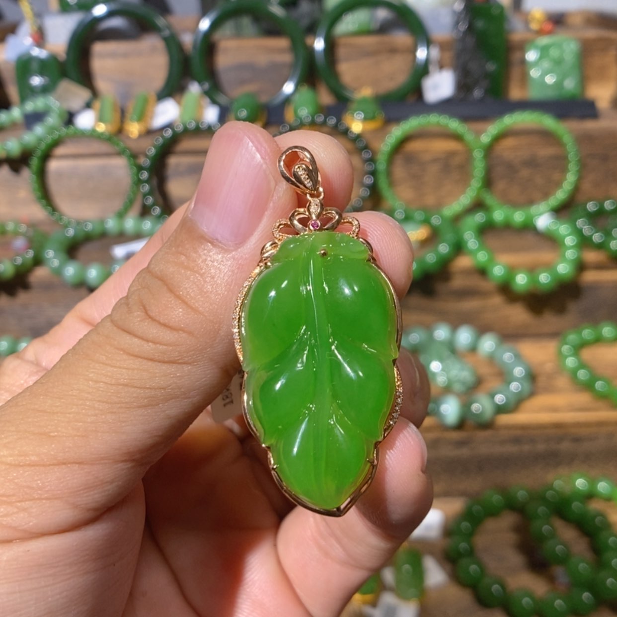 【闪购商品】吊坠(不含链)18K金镶嵌和田玉乌兰海苹果绿叶子