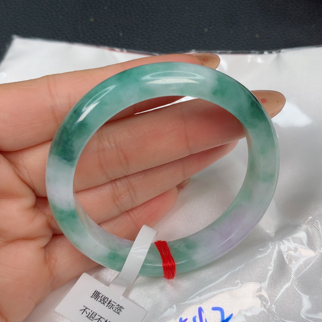 翡翠手镯未镶嵌……….