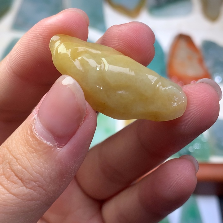 翡翠未镶嵌颈饰好