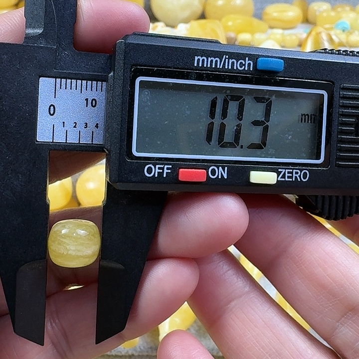 東***日蜜蜡未镶嵌裸石28