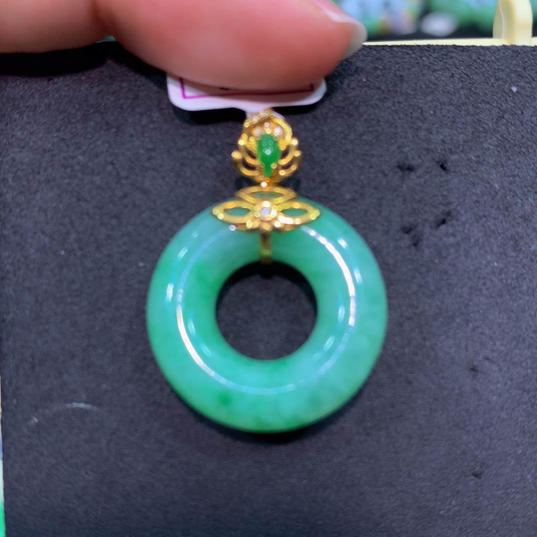 翡翠18K金镶嵌颈饰翡翠