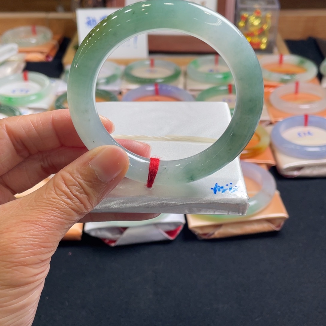 翡翠手镯未镶嵌52圆