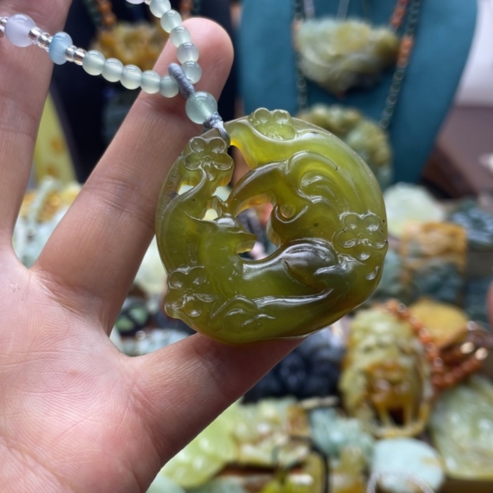 蛇纹石玉未镶嵌颈饰