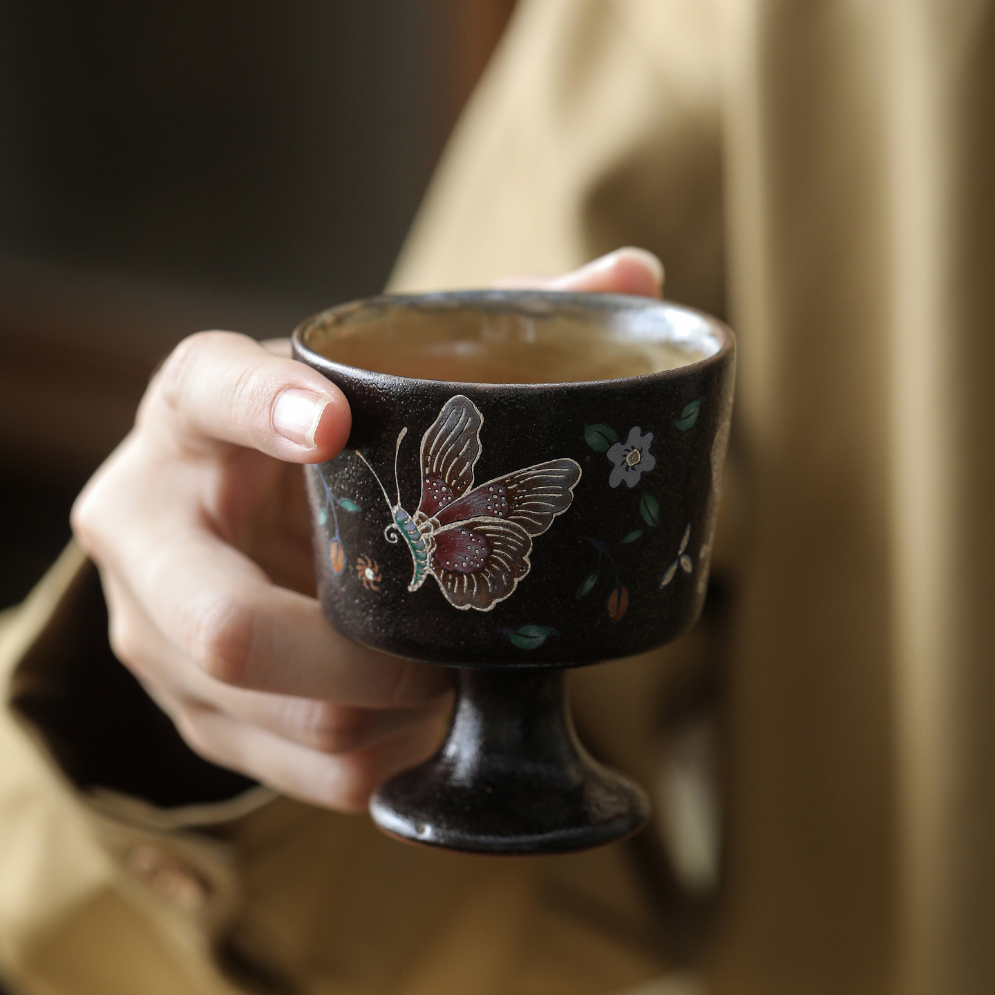 复古蝴蝶彩绘陶瓷茶杯黑釉高脚杯创意主人杯品茗杯家用闻香杯单杯