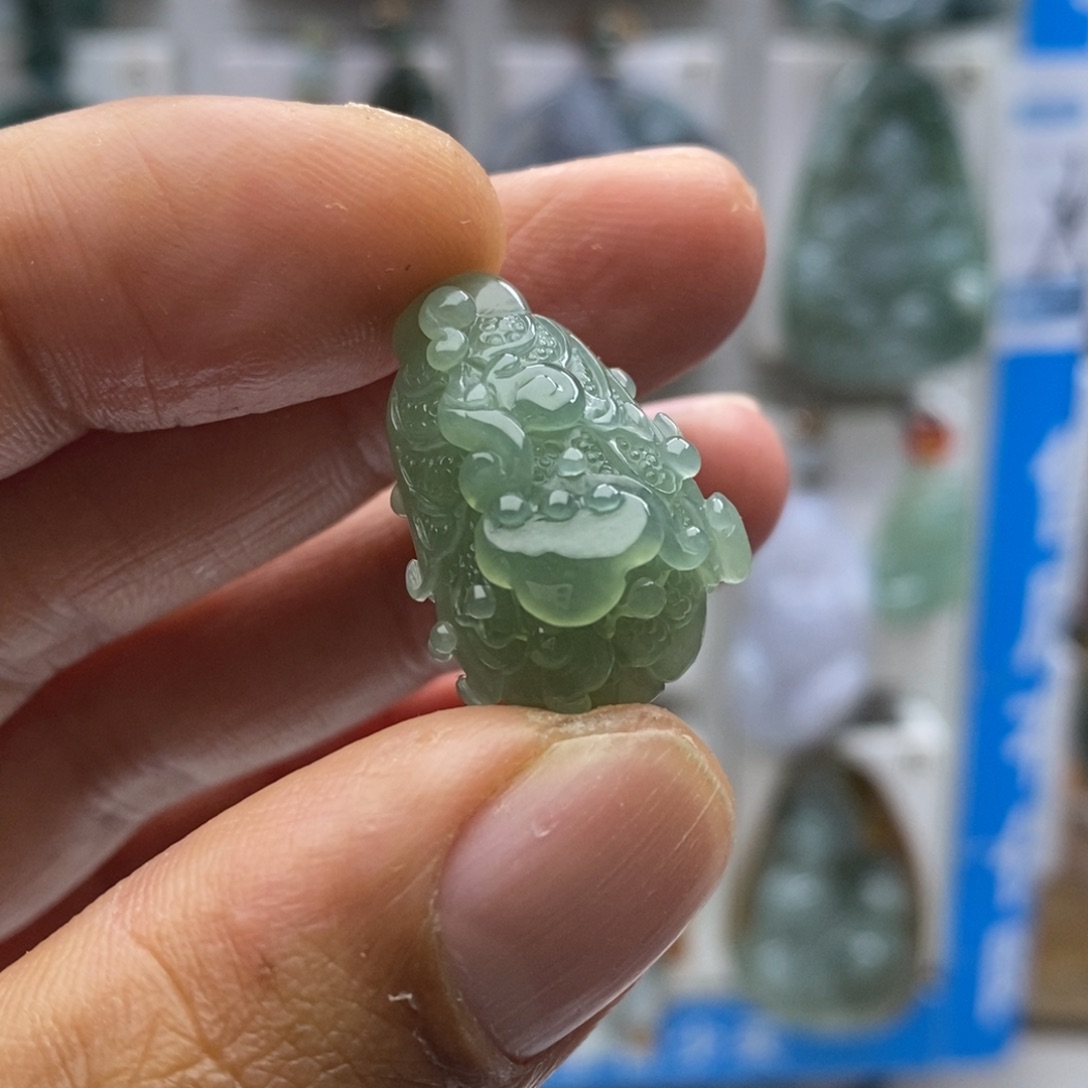 翡翠颈饰未镶嵌白