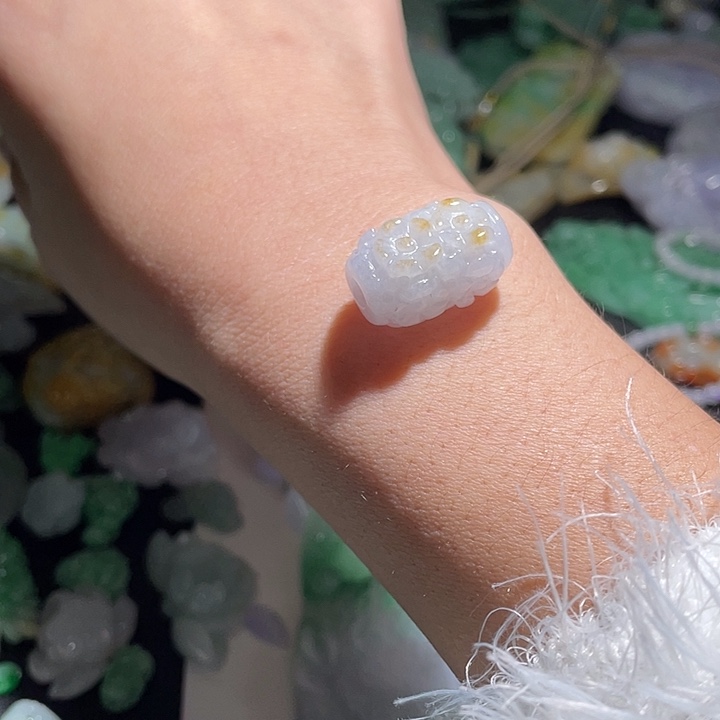 颈饰未镶嵌翡翠，天