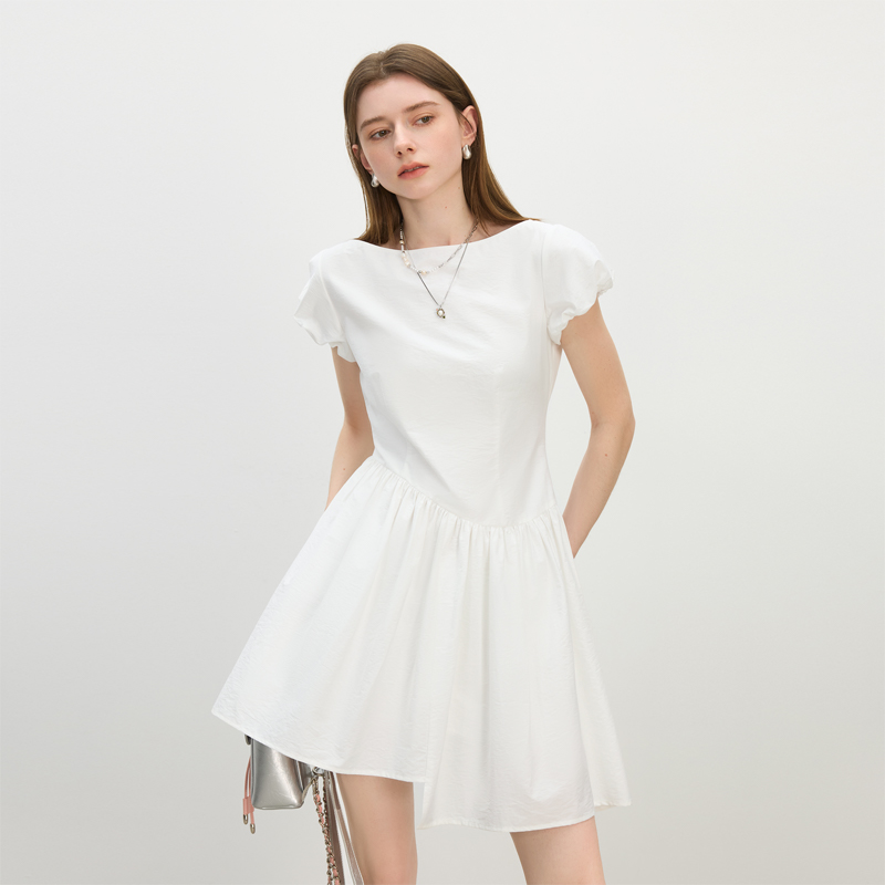 范思蓝恩夏季新款显瘦泡泡袖不规则下摆一字领连衣裙25FS12447