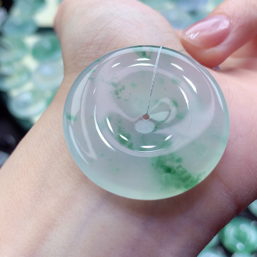 翡翠颈饰未镶嵌吊坠56。尺寸32.8-5.7