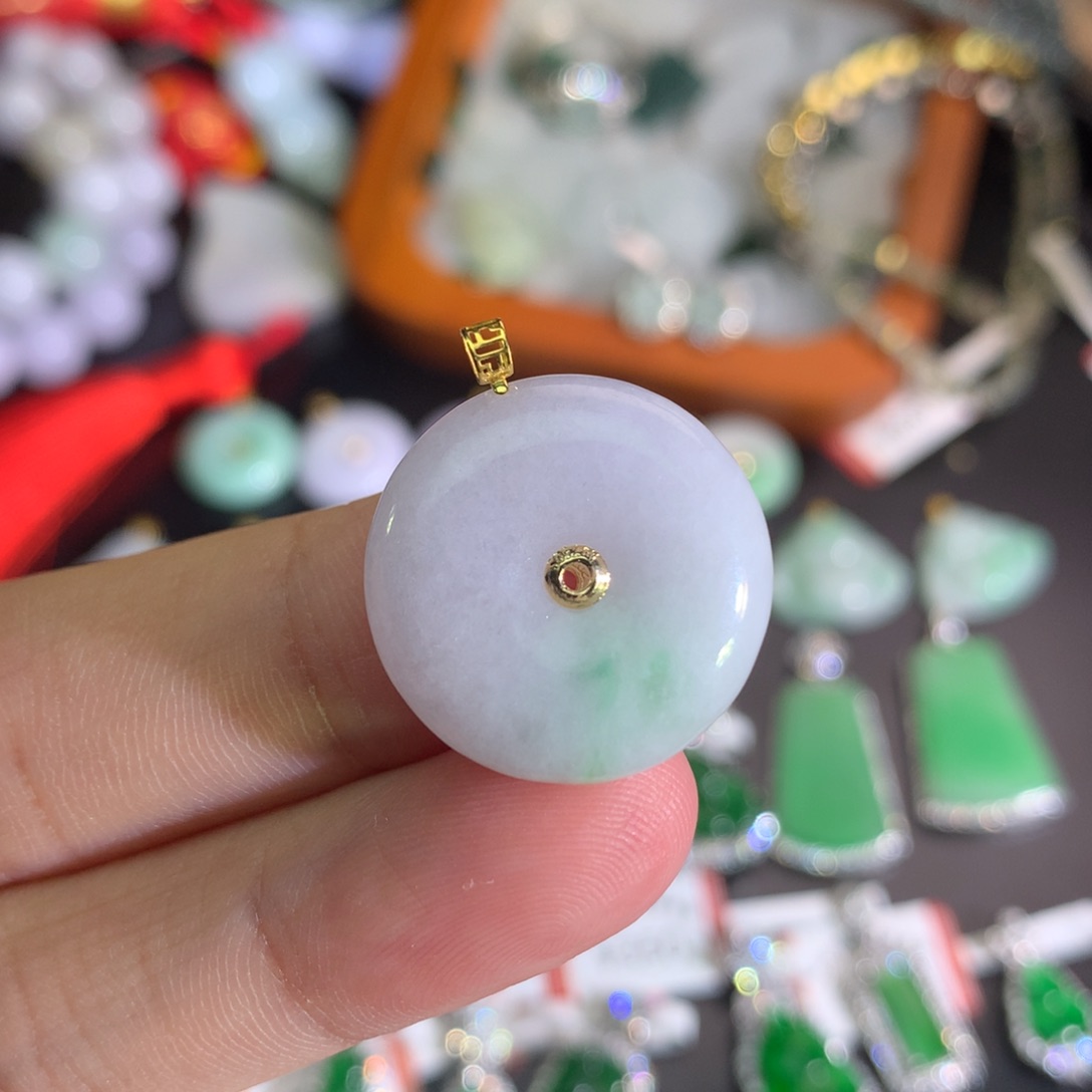 颈饰18K金镶嵌翡翠