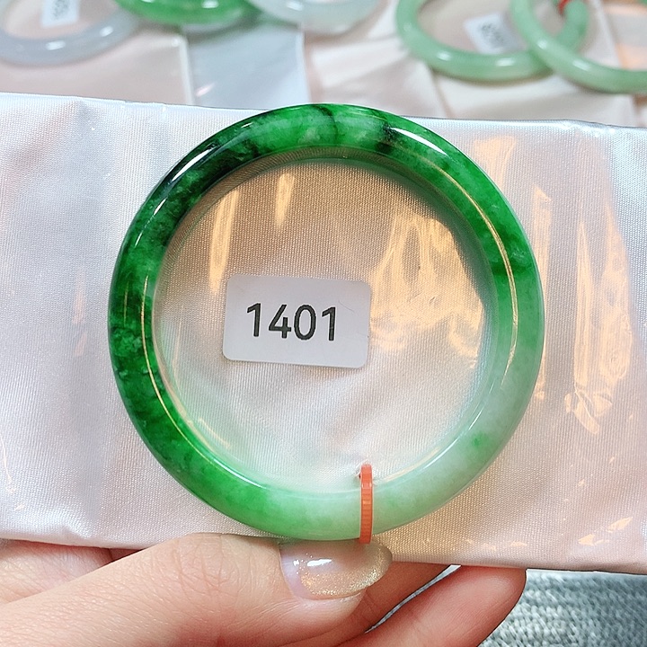 翡翠手镯未镶嵌天然翡翠的55