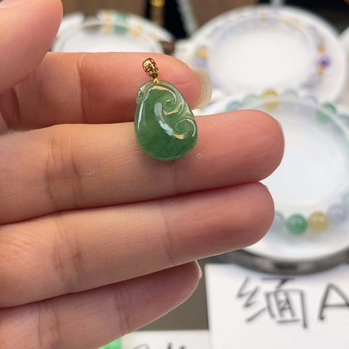 颈饰18K金镶嵌翡翠缅甸翡翠